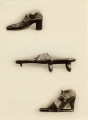 Soulier d'Henri de Montmorency (XVIIe), Patin à poulaine (XVe), Soulier de la garde-robe de Catherine de Médicis (XVIe). vers l'image agrandie